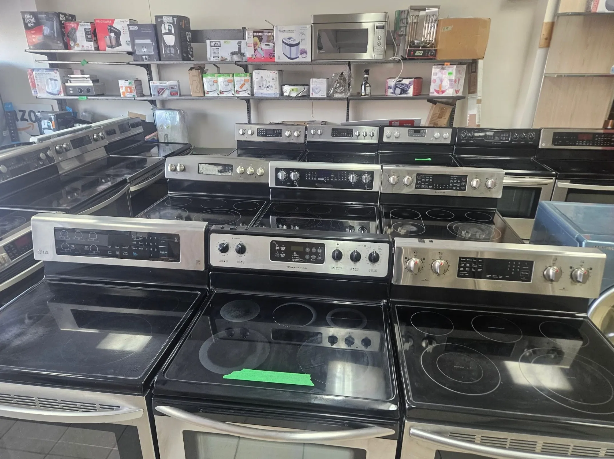 Appliances for sale at Plan B Électro